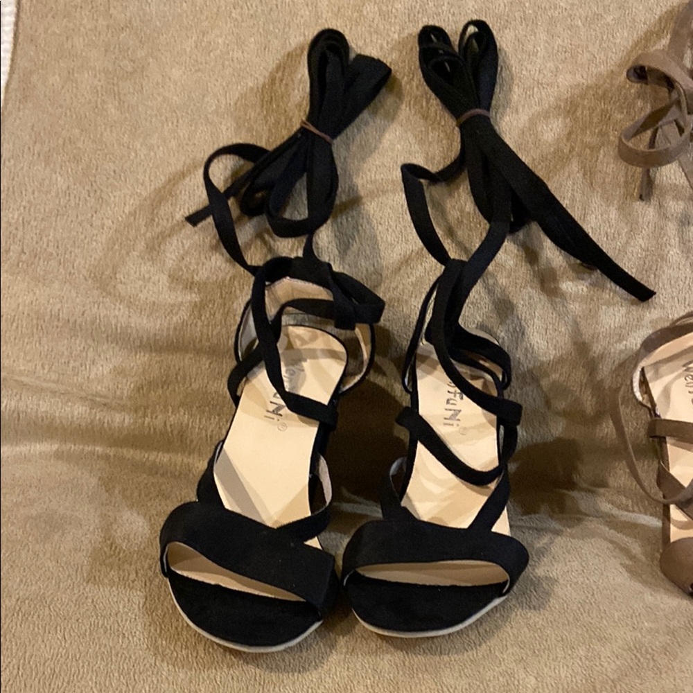 Black Heels with Strappy Design and Elegant Heel